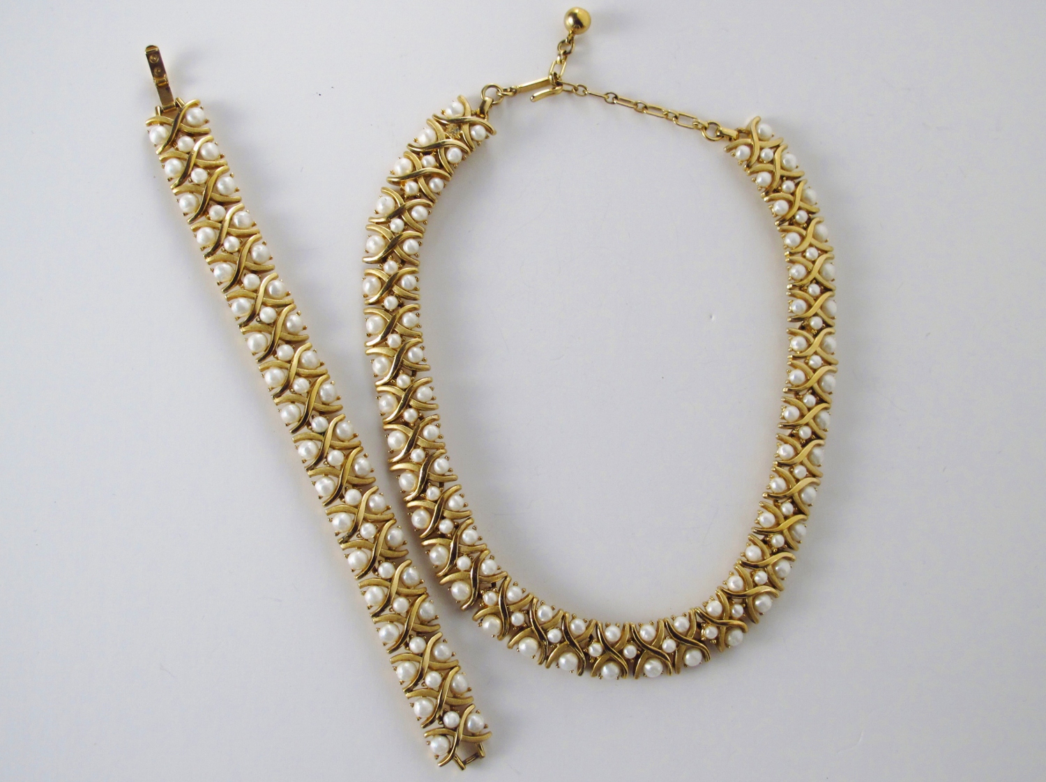 Trifari vintage pearl on gold tone 